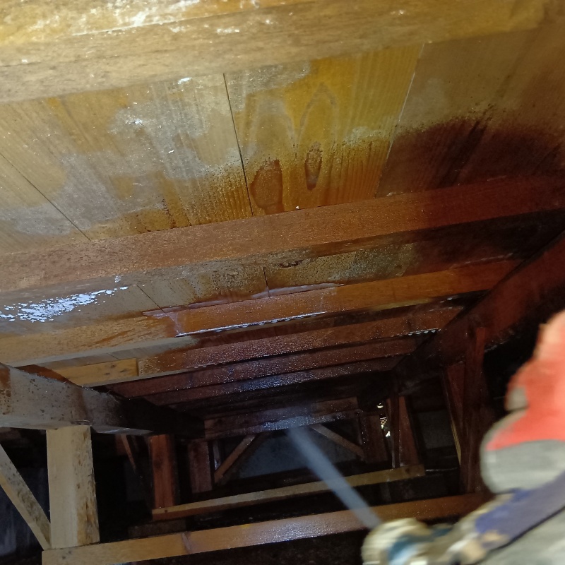 床下の木部にシロアリ駆除剤を散布