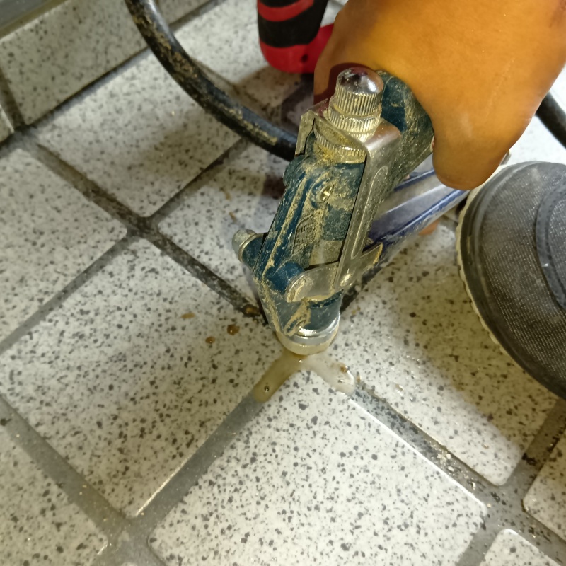 玄関の床タイルにシロアリ駆除剤を注入