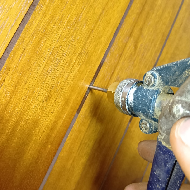 室内の壁にシロアリ駆除剤を注入