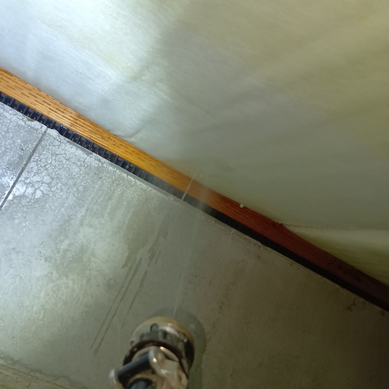 床下の木部に防蟻剤を散布