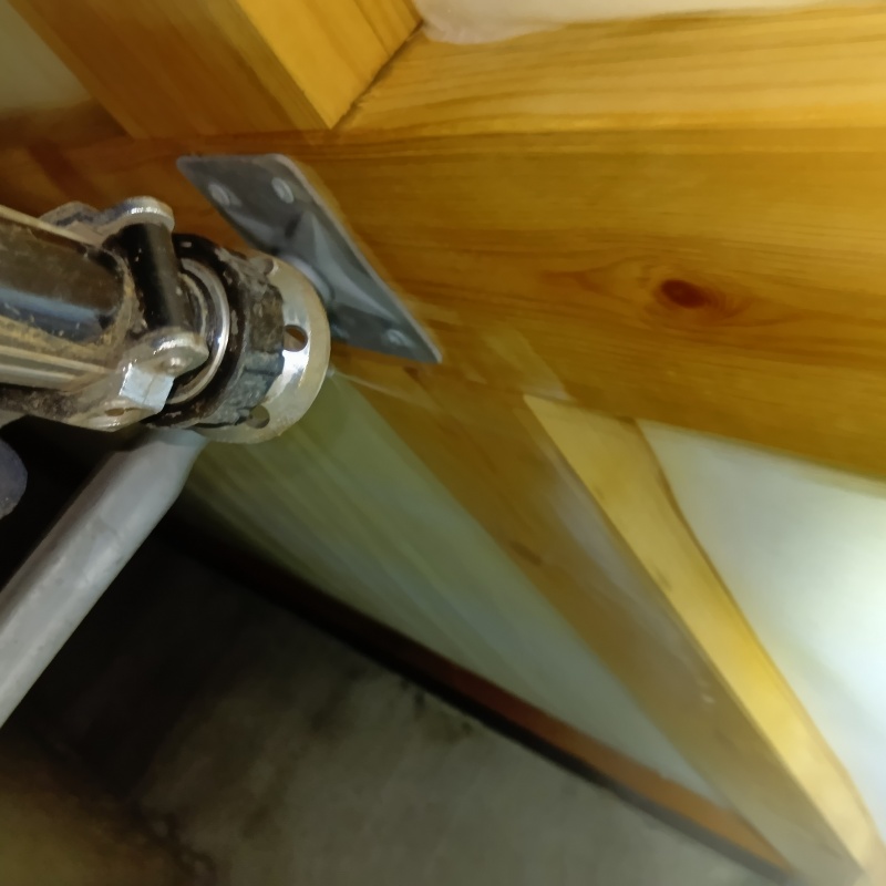 床下の木部に防蟻剤を散布