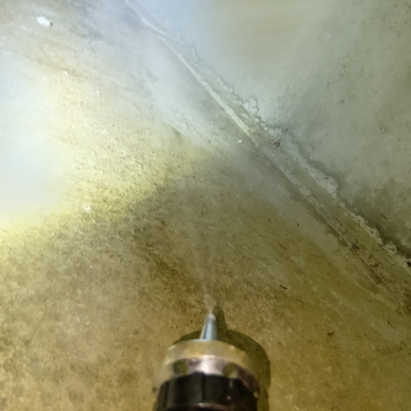 床下の土壌に防蟻剤を散布