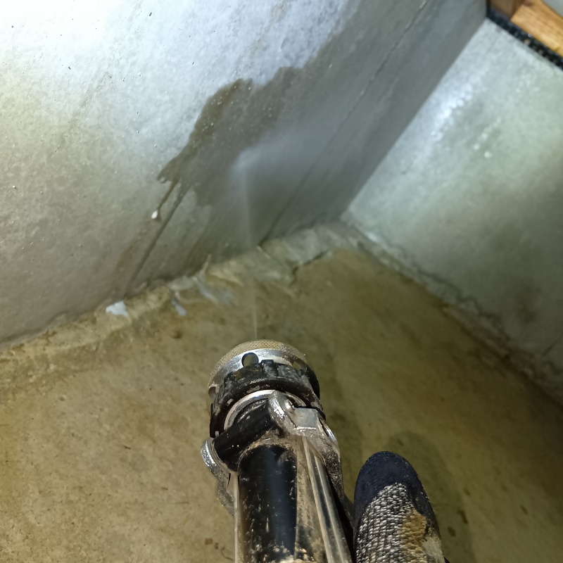 床下の基礎に防蟻剤を散布