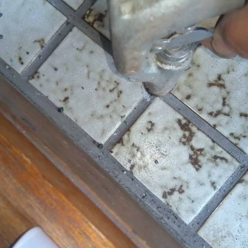 玄関の床タイルにシロアリ駆除剤を注入
