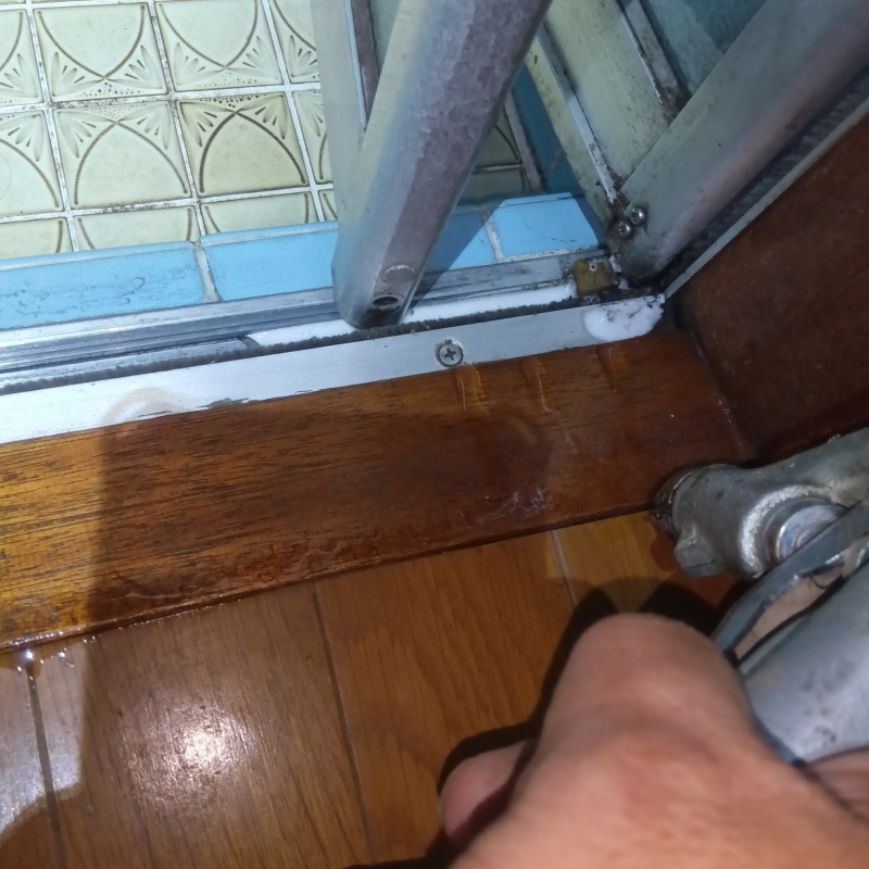 浴室前のフローリングにシロアリ駆除剤を注入