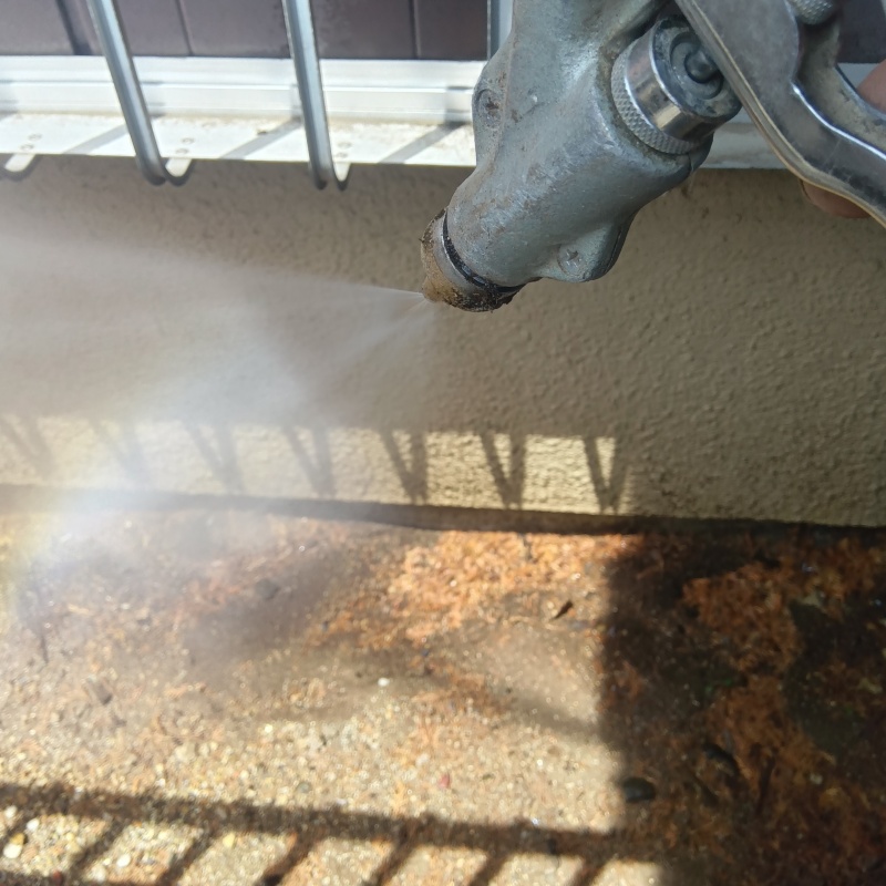 建物のまわりにシロアリ駆除剤を散布