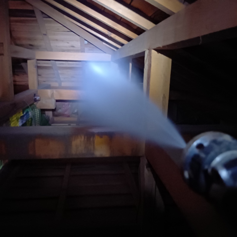 床下の木部にシロアリ駆除剤を散布