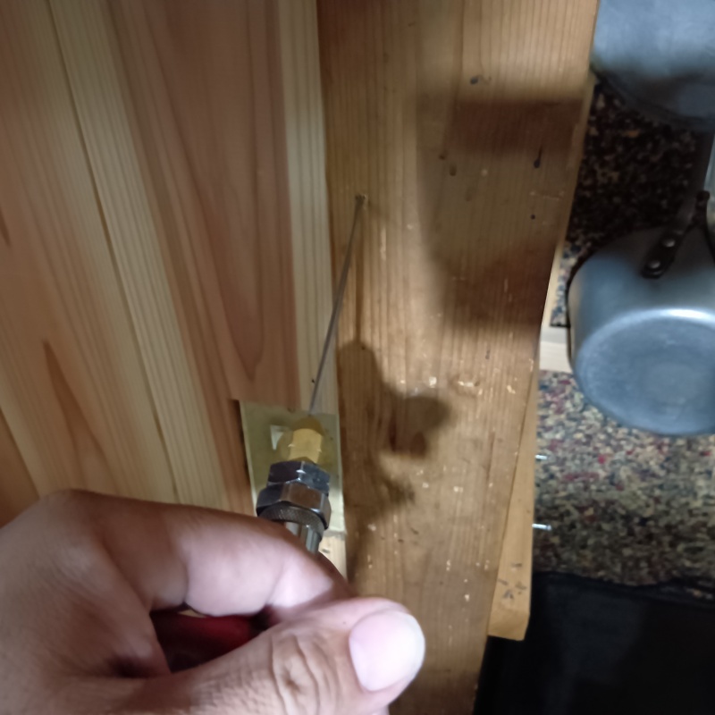 木製の柱にシロアリ駆除剤を注入