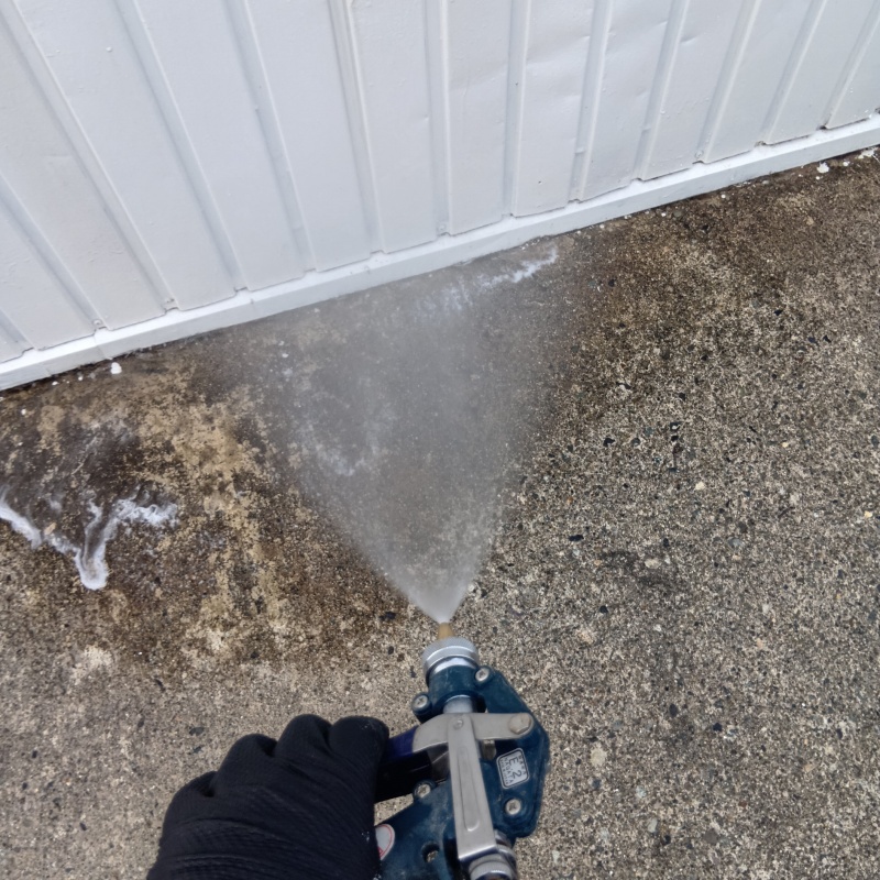 建物まわりの地面にシロアリ駆除剤を散布