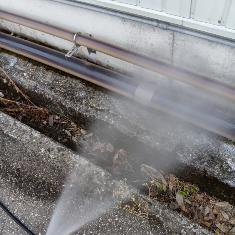 建物まわりの地面にシロアリ駆除剤を散布