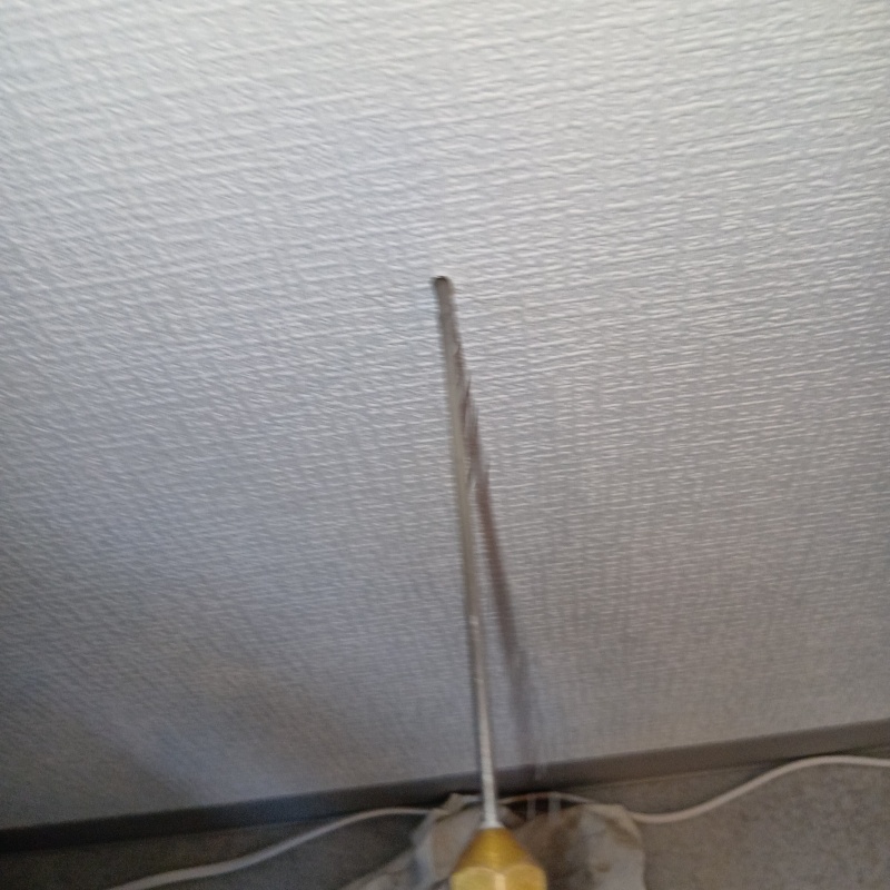 室内の壁にシロアリ駆除剤を注入