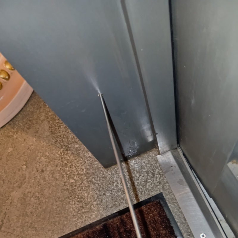 室内の壁にシロアリ駆除剤を注入