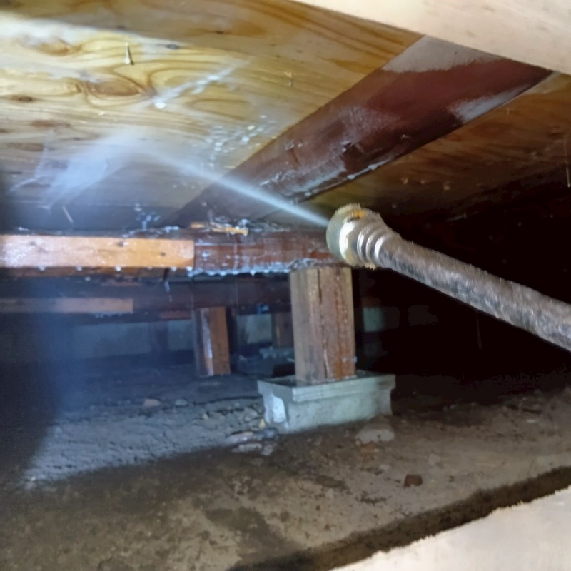 床下の木部にシロアリ駆除剤を散布