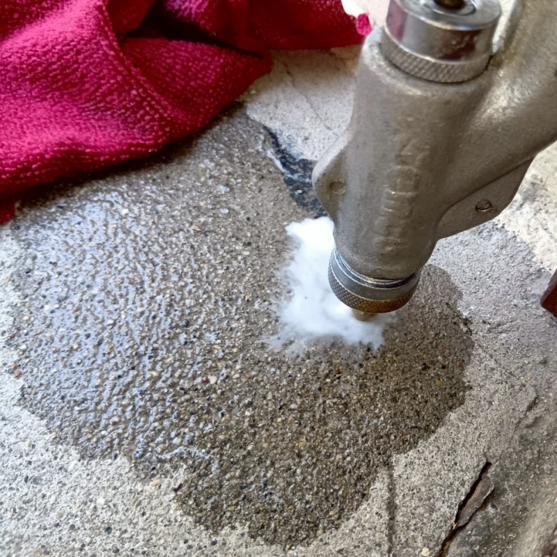 玄関の土間にシロアリ駆除剤を注入