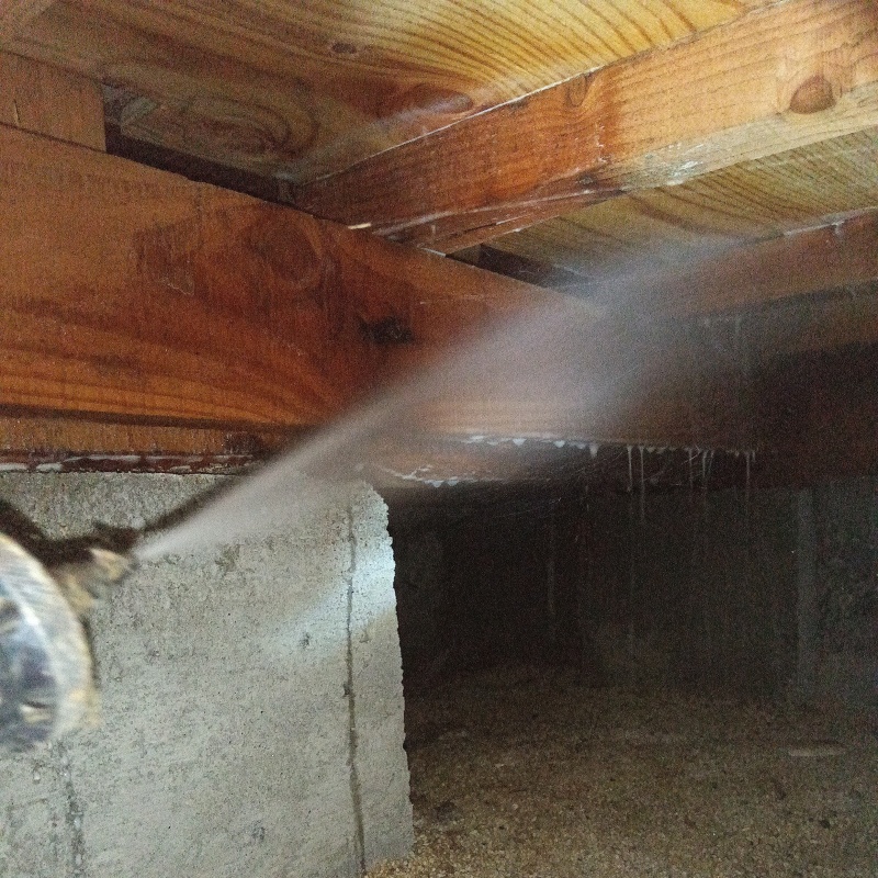 床下の木部に防蟻剤を散布