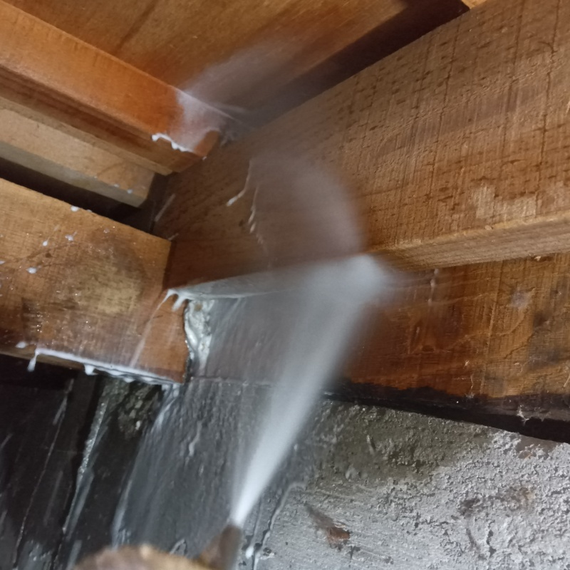 床下の木部に防蟻剤を散布