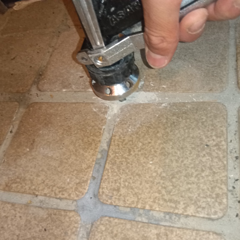 玄関の床タイルに防蟻剤を注入