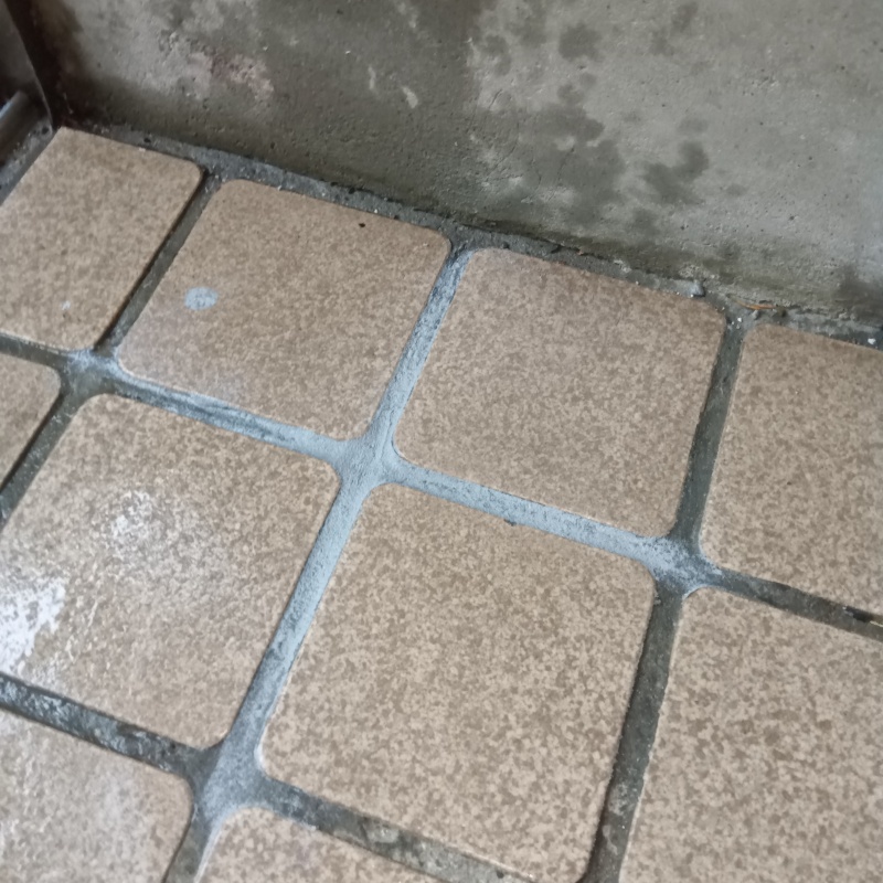 開けた穴をパテで補修