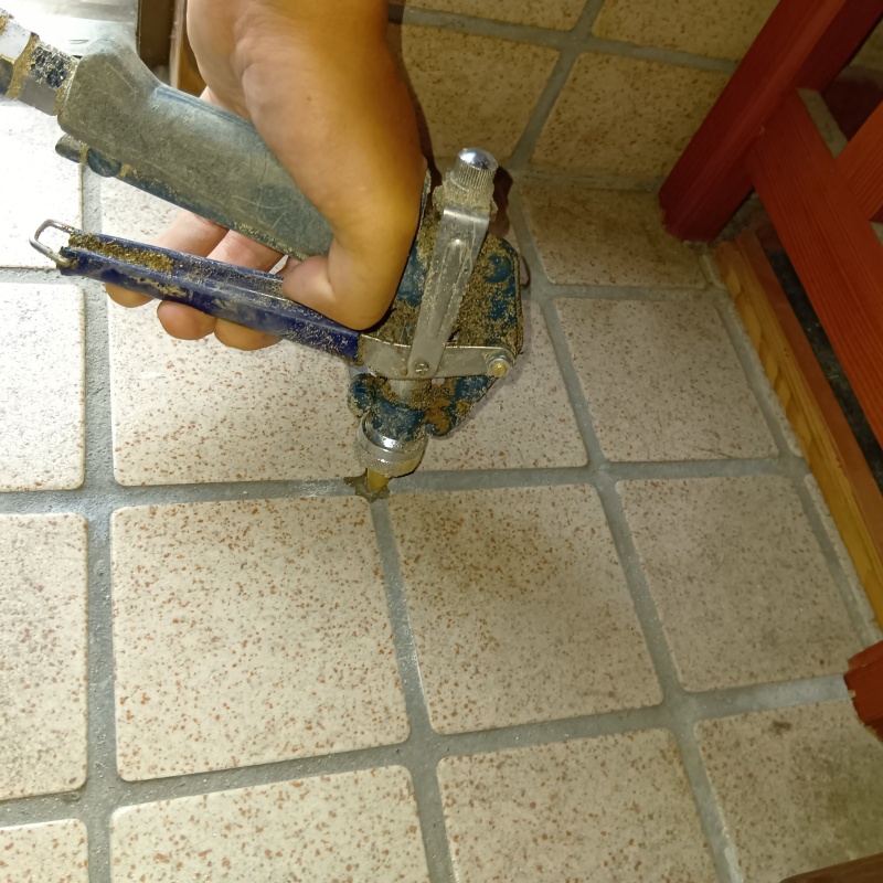 玄関の床タイルにシロアリ駆除剤を注入