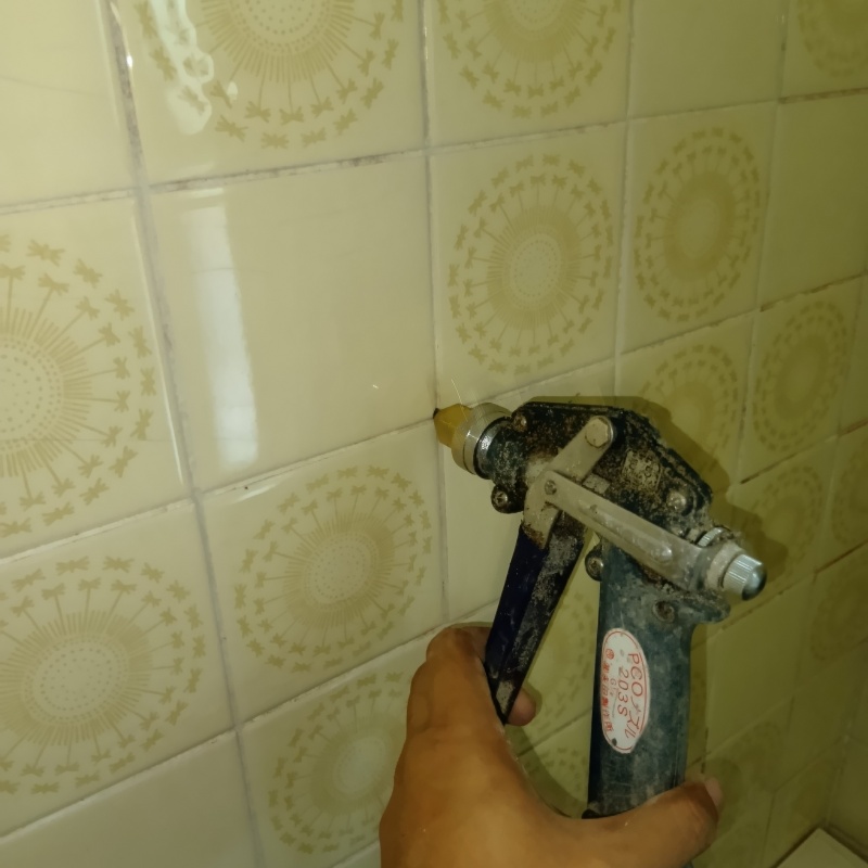 浴室の壁タイルにシロアリ駆除剤を注入