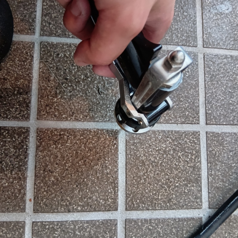 玄関の床タイルにシロアリ駆除剤を注入