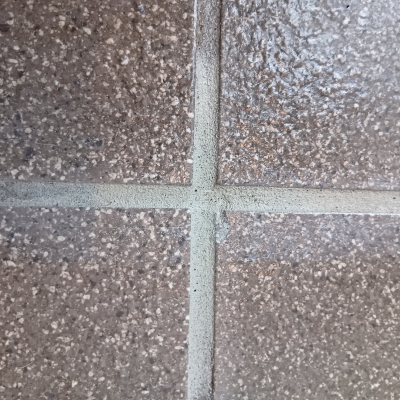 開けた穴をパテで補修