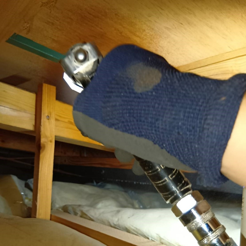 屋根裏にシロアリ駆除剤を散布