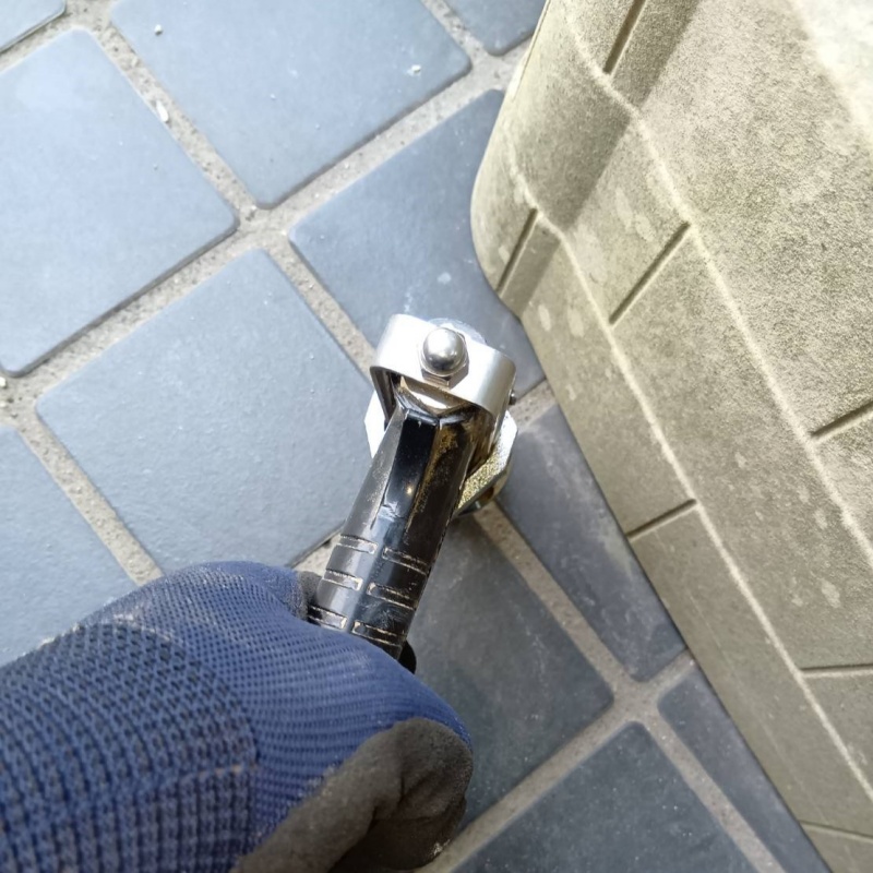 玄関の床タイルにシロアリ駆除剤を注入