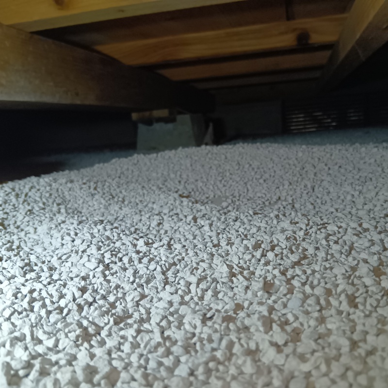 床下に調湿材を敷き詰める