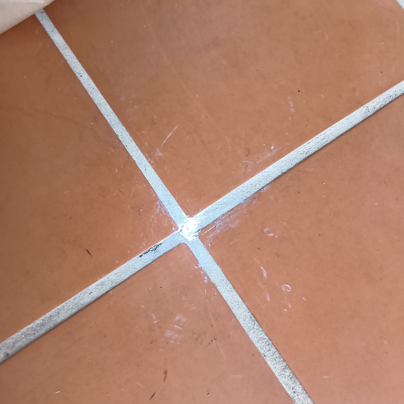 穿孔処理の空いた穴をパテで補修