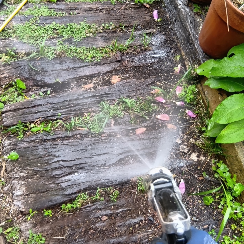 庭の敷板にシロアリ駆除剤を散布