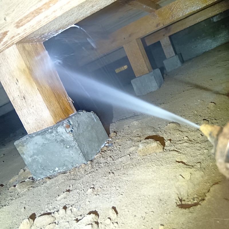 床下の木部にシロアリ駆除剤を散布