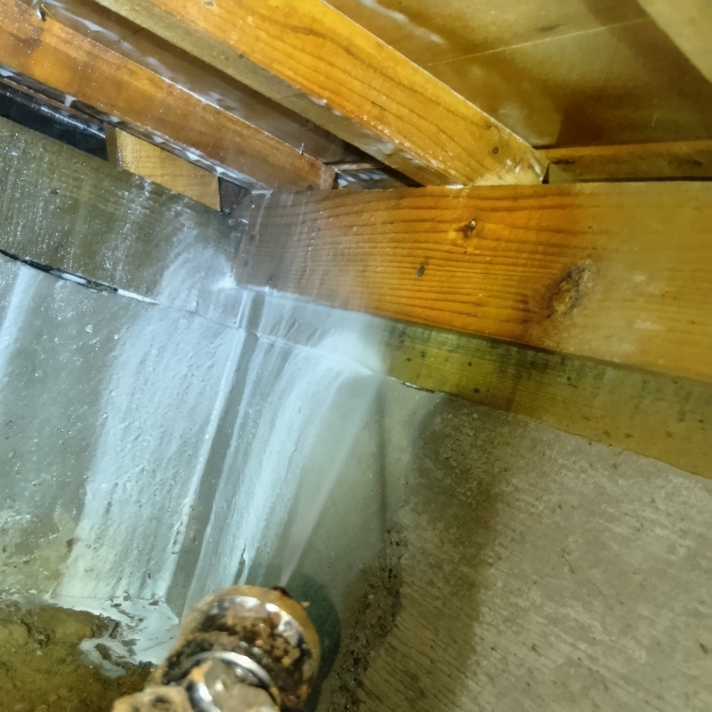 床下の基礎にシロアリ駆除剤を散布