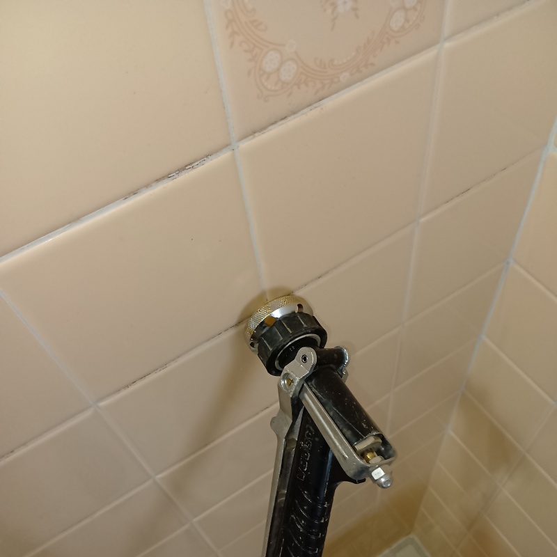 浴室の壁タイルにシロアリ駆除剤を注入