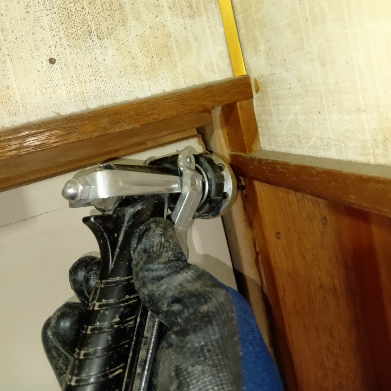 扉の木枠にシロアリ駆除剤を注入