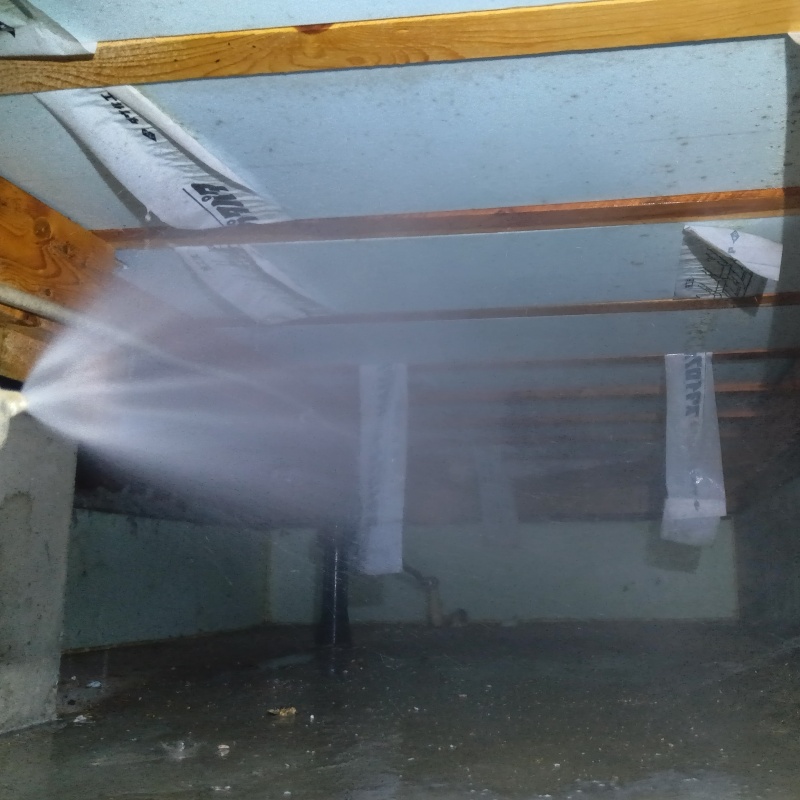 床下の木部にシロアリ駆除剤を散布