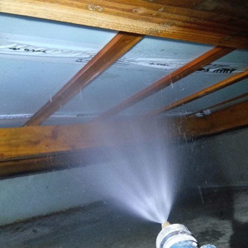 床下の木部にシロアリ駆除剤を散布