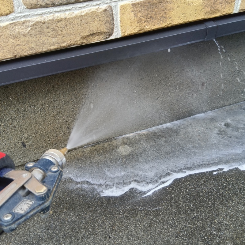 建物まわりにシロアリ駆除剤を散布