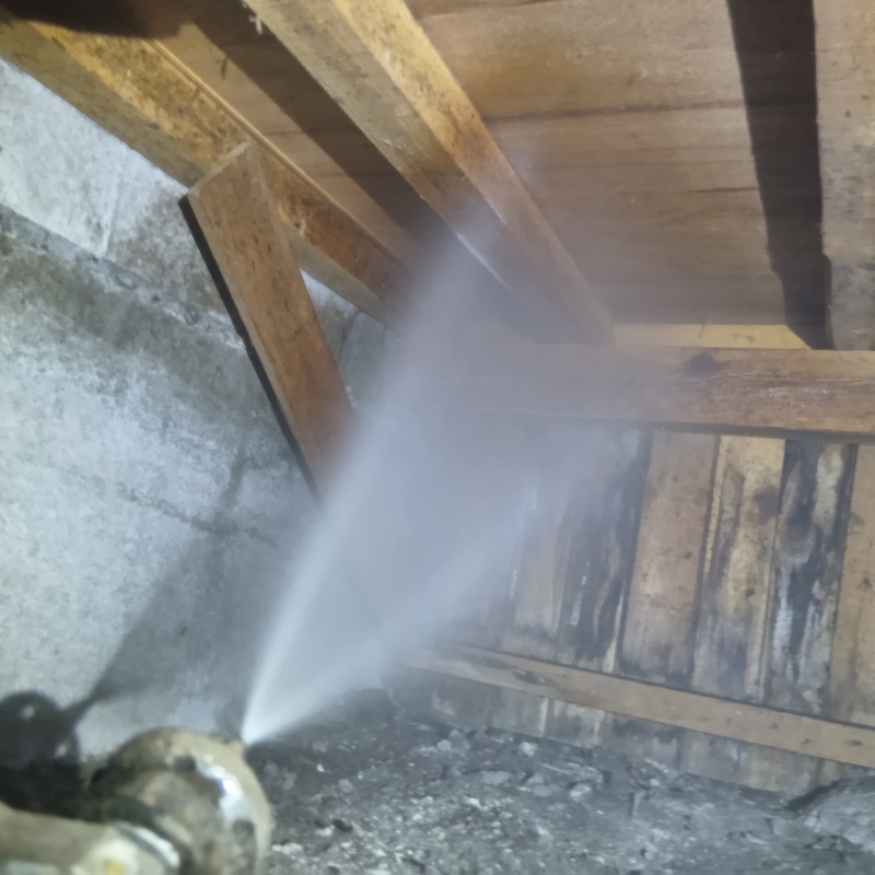 床下の木部にシロアリ駆除剤を散布