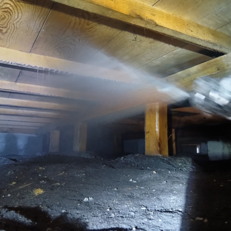 床下の木部にシロアリ駆除剤を散布