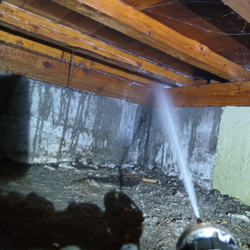 床下の基礎にシロアリ駆除剤を散布