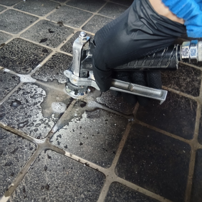 玄関の床タイルにシロアリ駆除剤を注入