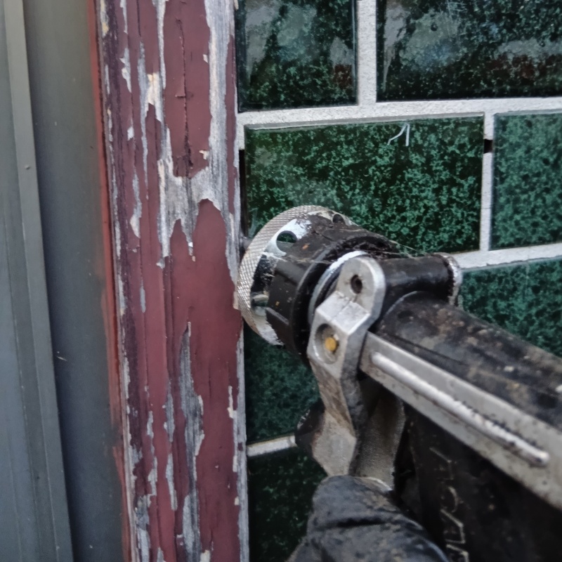 玄関外の柱にシロアリ駆除剤を注入