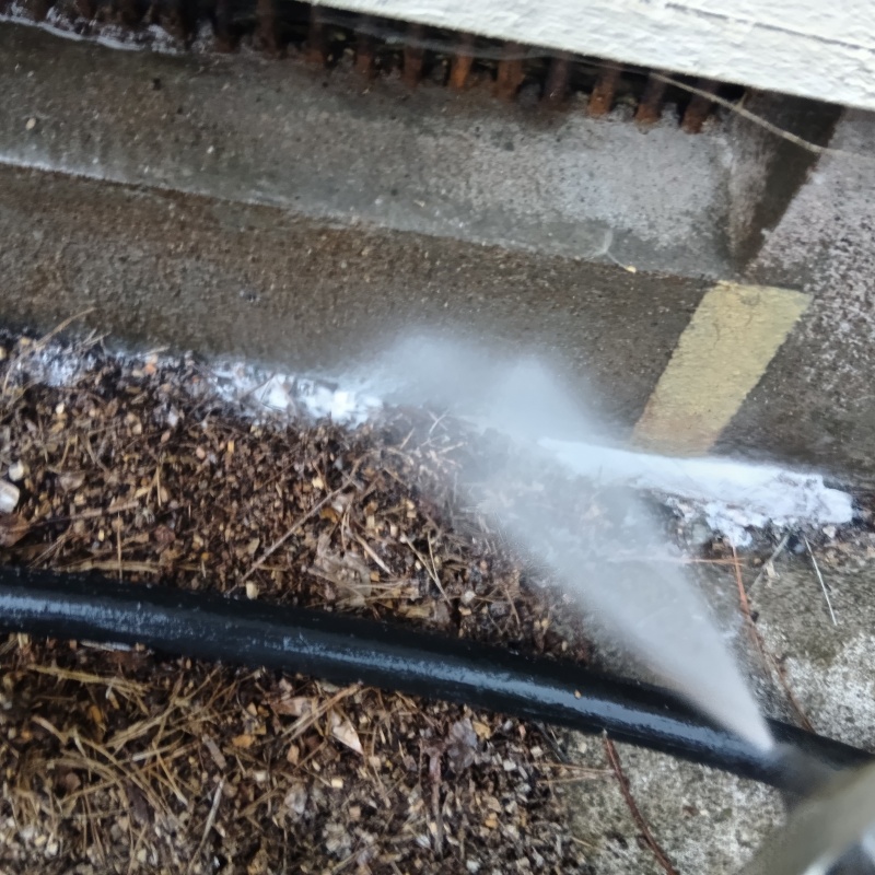 建物まわりにシロアリ駆除剤を散布