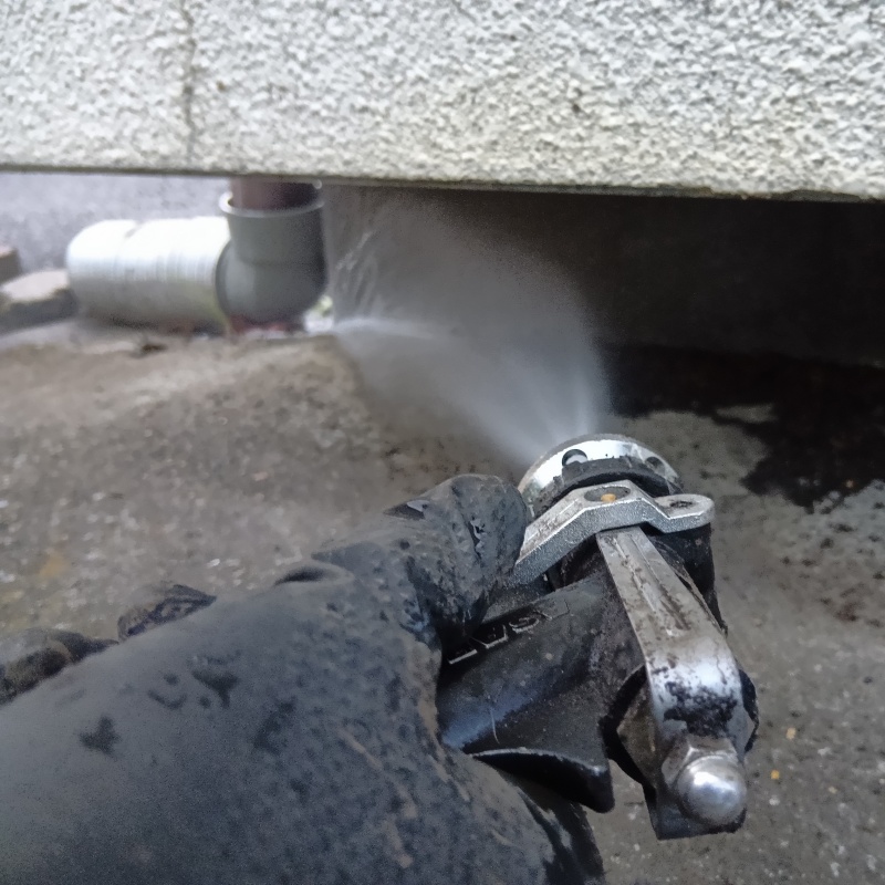 建物まわりにシロアリ駆除剤を散布