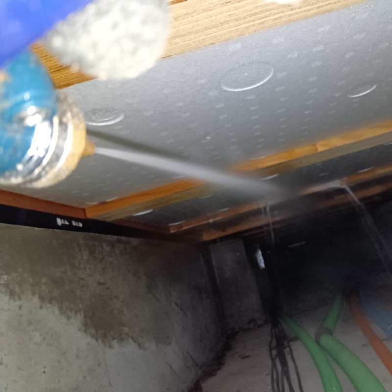 床下の木部にシロアリ駆除剤を散布