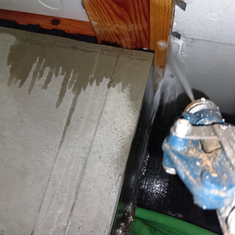 床下の木部にシロアリ駆除剤を散布