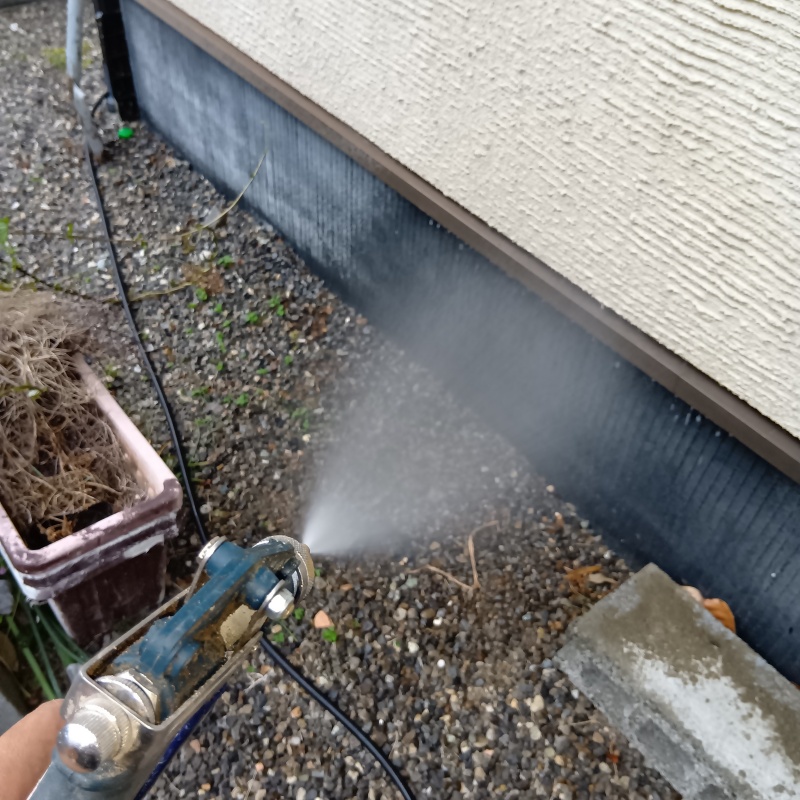 外壁の基礎のシロアリ駆除剤を散布