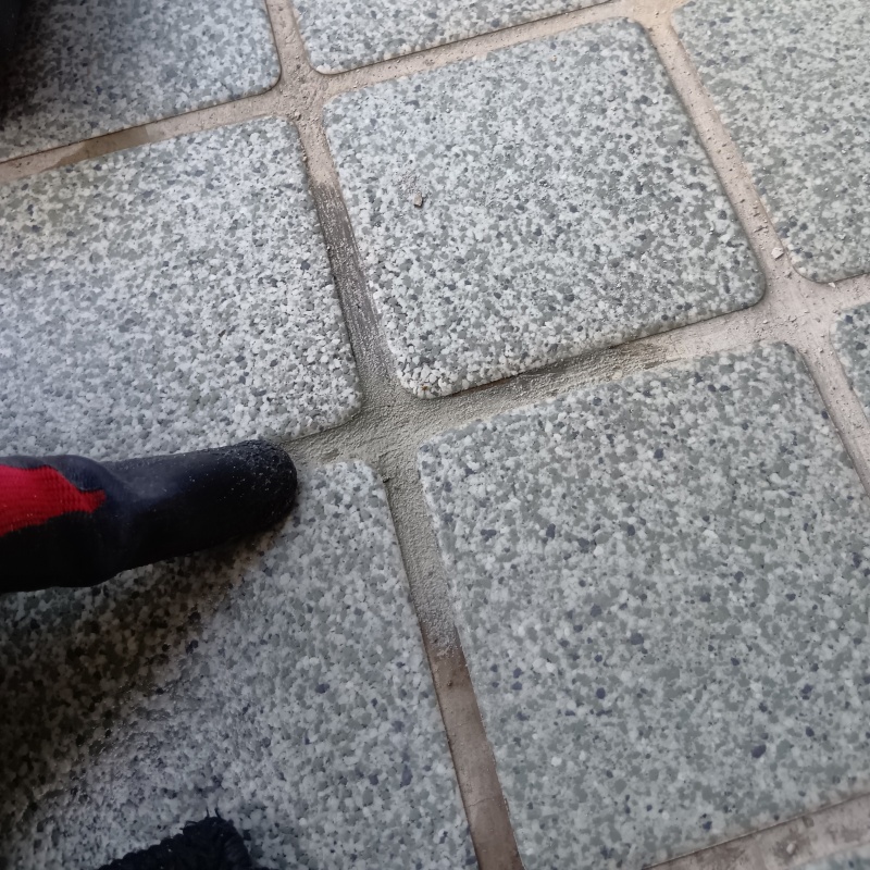 開けた穴をパテで補修