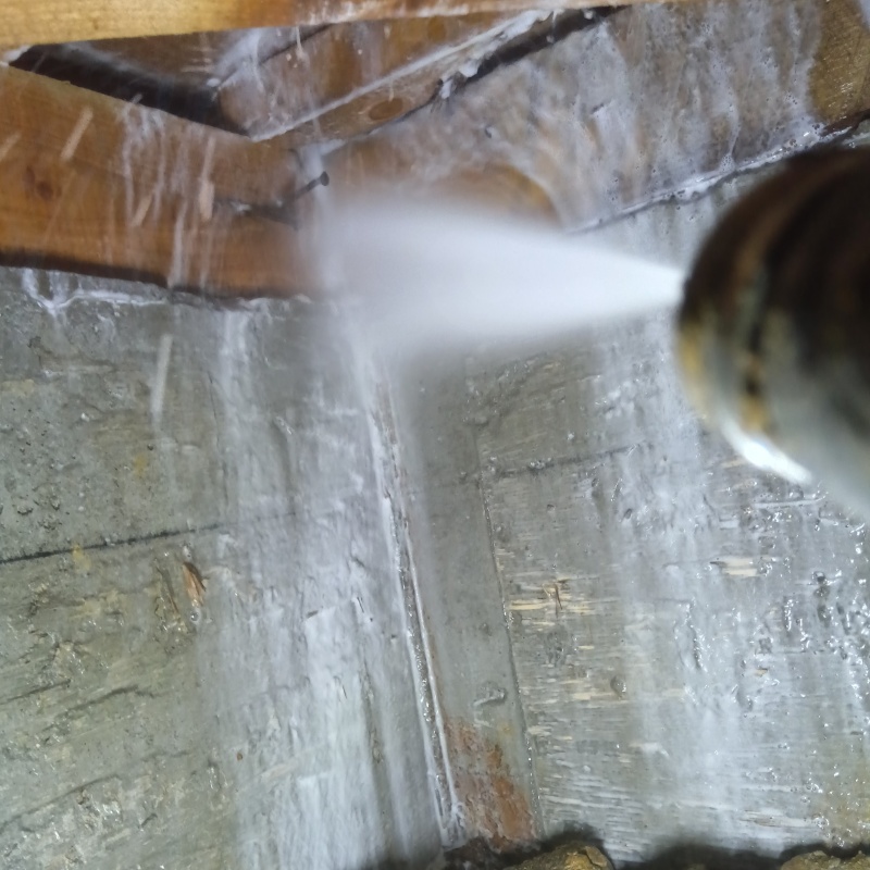 床下の木部にシロアリ駆除剤を散布